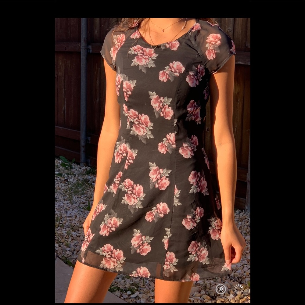 Divided size 4 - floral dress perfect for summer💛